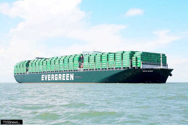 圖為長隆輪（Ever Glory），為二萬TEU級貨櫃輪，目前配置於長榮海運的亞洲-歐洲航線。<br /><br />（圖：長榮海運提供）