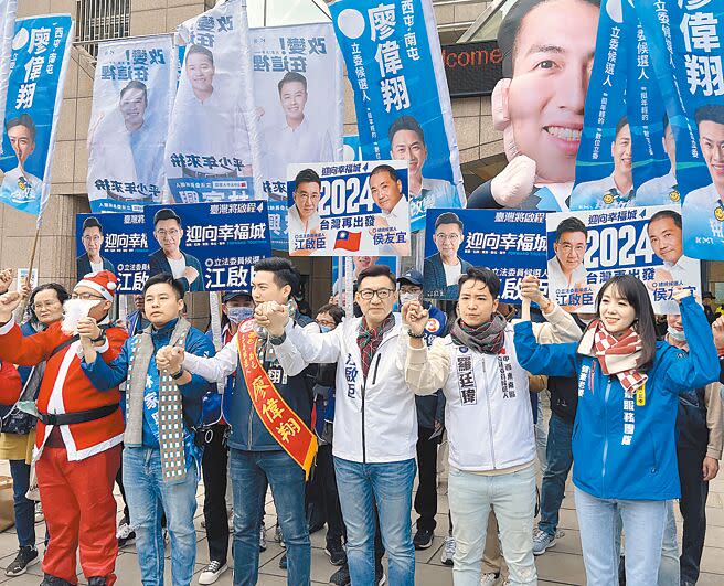 國民黨台中八選區立委爭取連任的江啟臣（右三），20日上午陪同黨內4名年輕選將林家興（左二）、廖偉翔（左三）及羅廷瑋（右二）、黃健豪的妻子葉季青（右一）到豐樂公園抽籤會場外開記者會。（林欣儀攝）