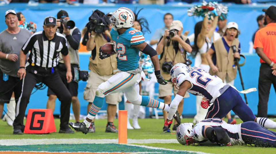 Miami Dolphins running back Kenyan Drake (32) scores to defeat the New England Patriots at Hard Rock Stadium in Miami Gardens on Sunday, Dec. 9, 2018. (Al Diaz/Miami Herald via AP)