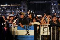 Fans de la banda argentina de rock Los Fabulosos Cadillacs en un concierto gratuito en el Zócalo de la Ciudad de México el sábado 3 de junio de 2023. (Foto AP/Aurea Del Rosario)