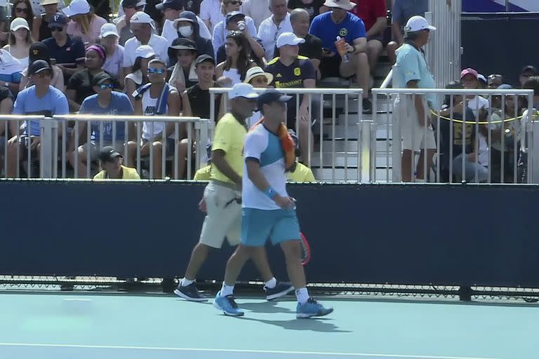 Tras el festejo con el puño apretado, Diego Schwartzman tomó una toalla y fue sereno al saludo con su rival luego del triunfo en Miami.