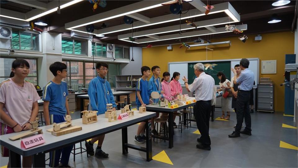 青山國小中學生打造自走車，將科技落實於生活中