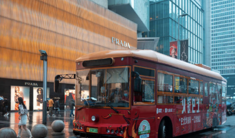 乘客可在巴士上享受City tour與一客自熱火鍋套餐