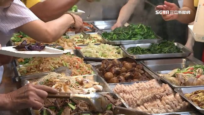 自助餐菜色多元，是不少外食族正餐首選。（圖／資料照）