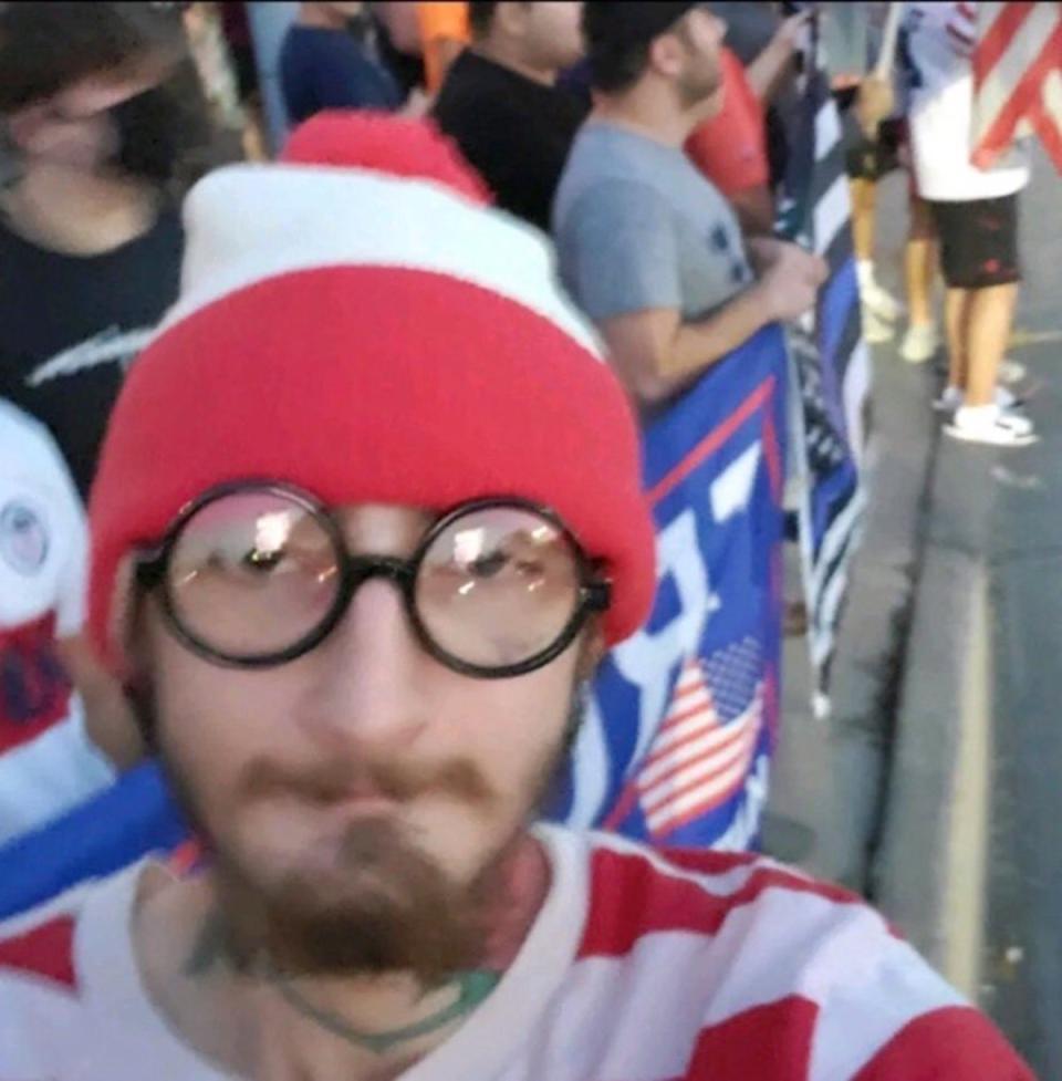 Robert Crimo vestido como ‘Where’s Waldo’ en un mitin de Trump en 2020 (Twitter)
