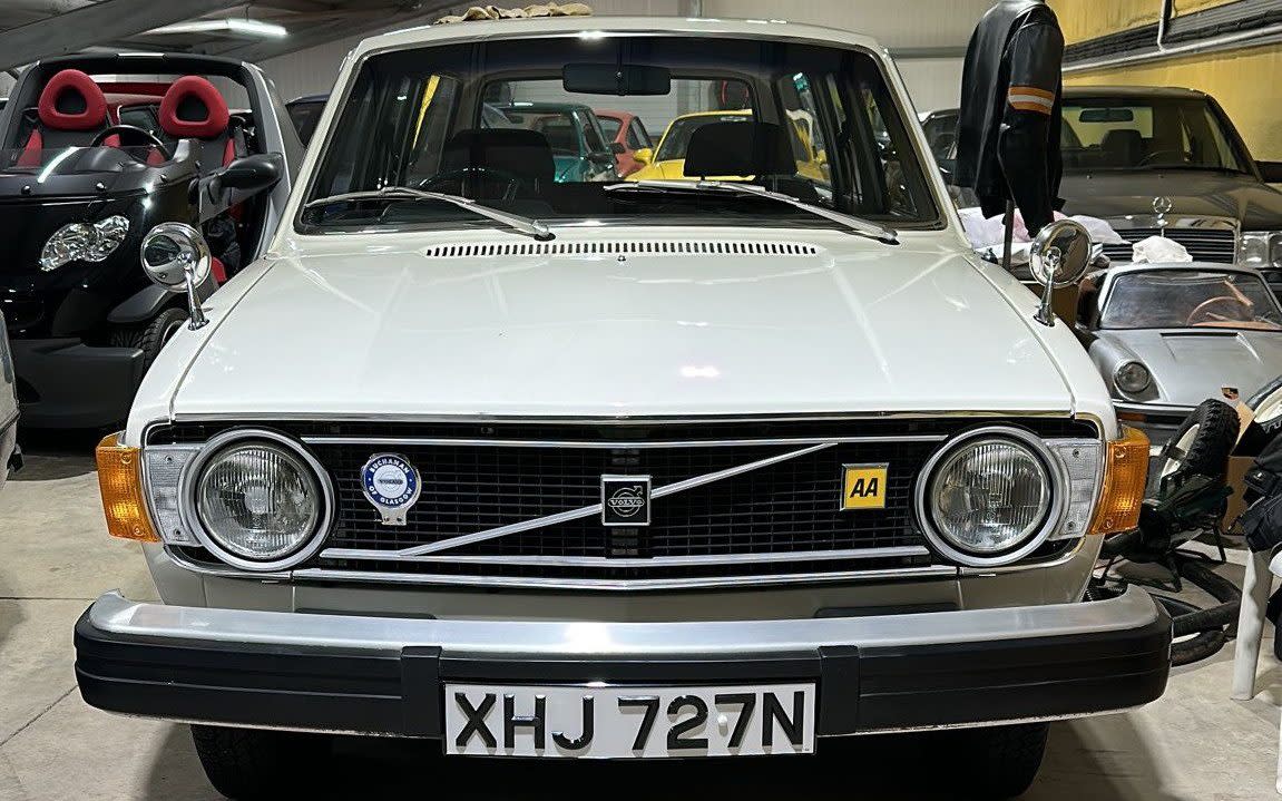 Front-on view of the 1975 Volvo 145 estate