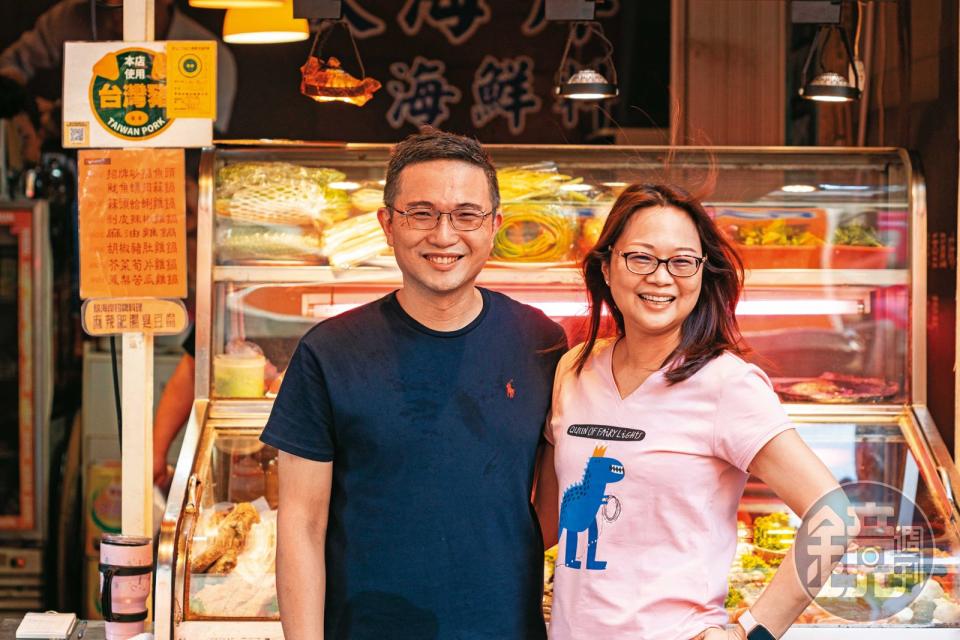  葉秀瑩（右）與陳界銘（左）一個擅長與客人溝通，另一個熟悉廚房事務，夫妻倆分工合作把老店經營得有聲有色。