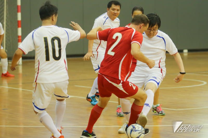 20170718-立法院與駐台使節五人制足球友誼賽。曾任足協理事長的台灣日本關係協會會長邱義仁擅長盤球。（陳明仁攝）