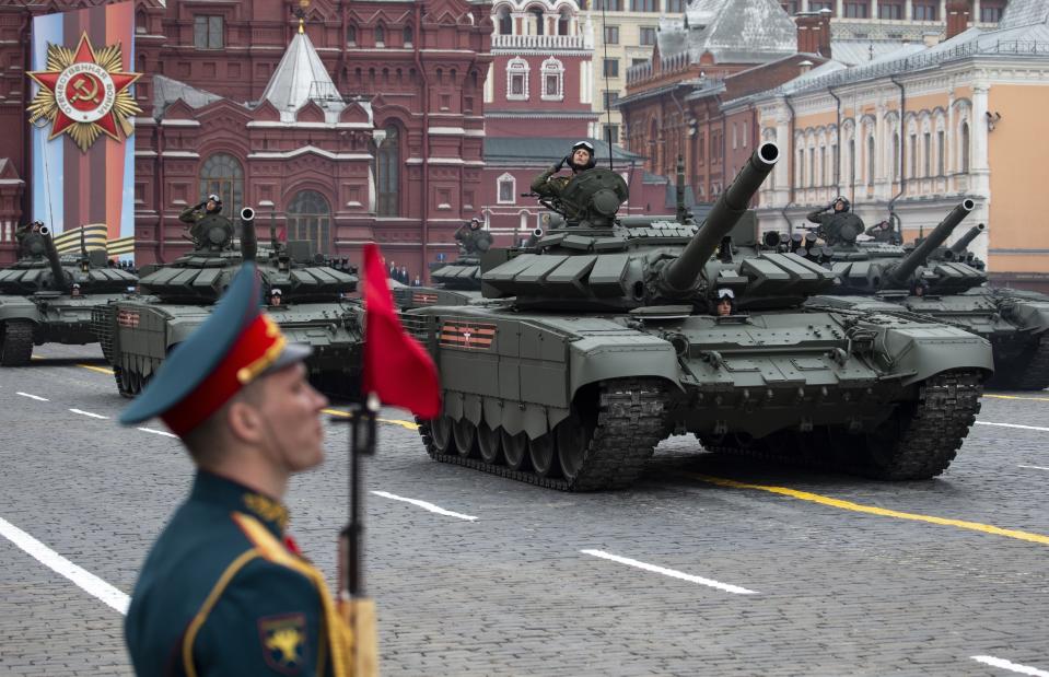 Unos tanques pasan por la Plaza Roja de Moscú, Rusia, durante el desfile militar día de la Victoria para conmemorar 74 desde la victoria de en la Segunda Guerra Mundial, el jueves 9 de mayo del 2019. (AP Foto/Alexander Zemlianichenko)