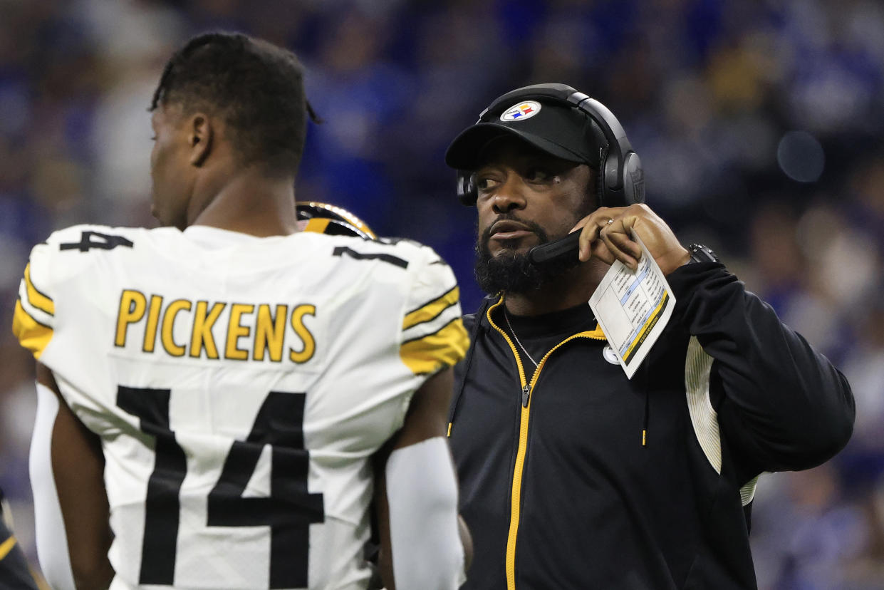 INDIANAPOLIS, INDIANA - NOVEMBER 28: Head coach Mike Tomlin of the Pittsburgh Steelers talks with George Pickens #14 in the game against the Indianapolis Colts at Lucas Oil Stadium on November 28, 2022 in Indianapolis, Indiana. (Photo by Justin Casterline/Getty Images)