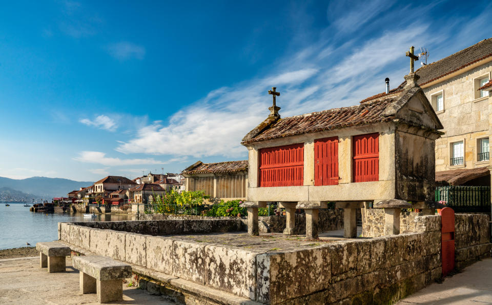 <p>En plenas Rías Baixas y a solo seis kilómetros de Pontevedra se encuentra Combarro, un pueblo marinero que no llega a los 2.000 habitantes. Su casco antiguo está considerado Conjunto Histórico de Interés Cultural y destaca por sus balcones de piedra y madera y sus horreos, construcciones del siglo XVII que se levantan sobre pilares para evitar la entrada de humedad. (Foto: Getty Images).</p> 