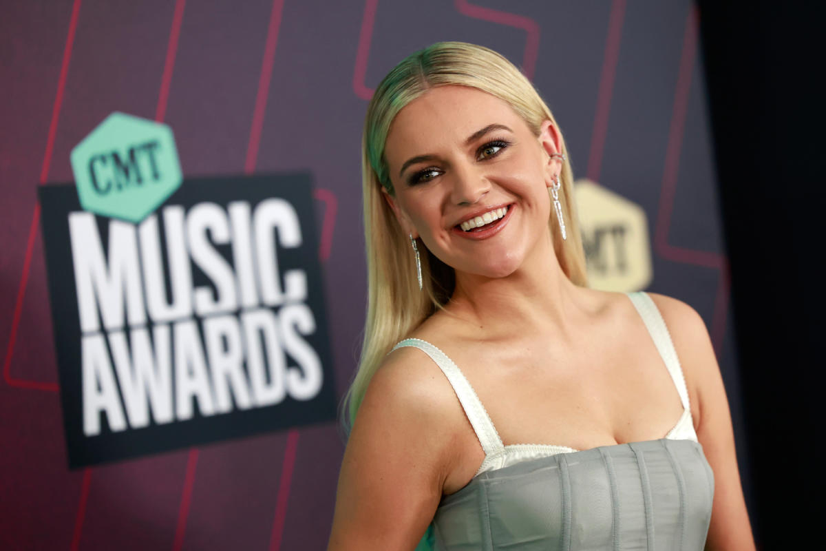 Kelsea Ballerini Performs With ‘RuPaul’s Drag Race’ Queens at CMT Awards