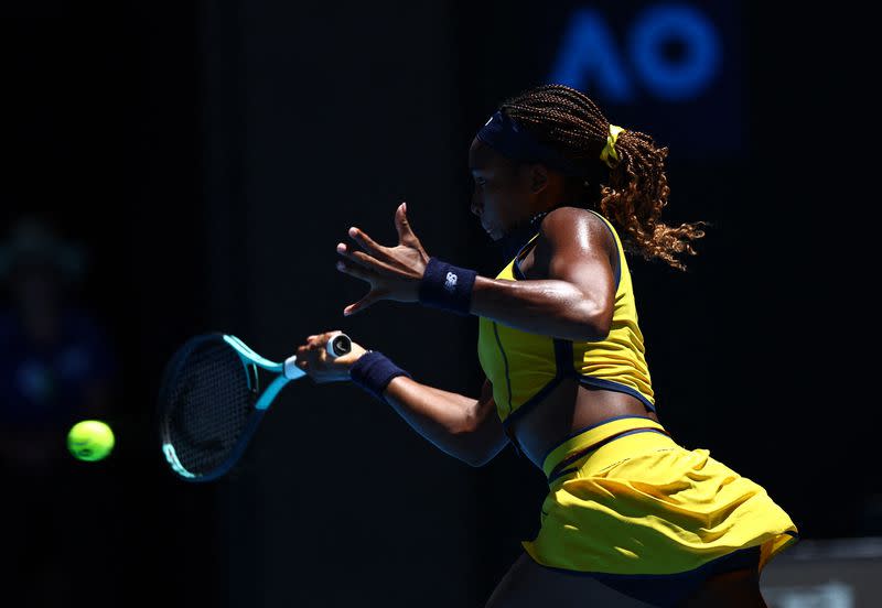 Tenis - Abierto de Australia - Melbourne Park, Melbourne, Australia - 15 de enero de 2024. La estadounidense Coco Gauff en acción durante su partido de primera ronda contra la eslovaca Anna Karolina Schmiedlova