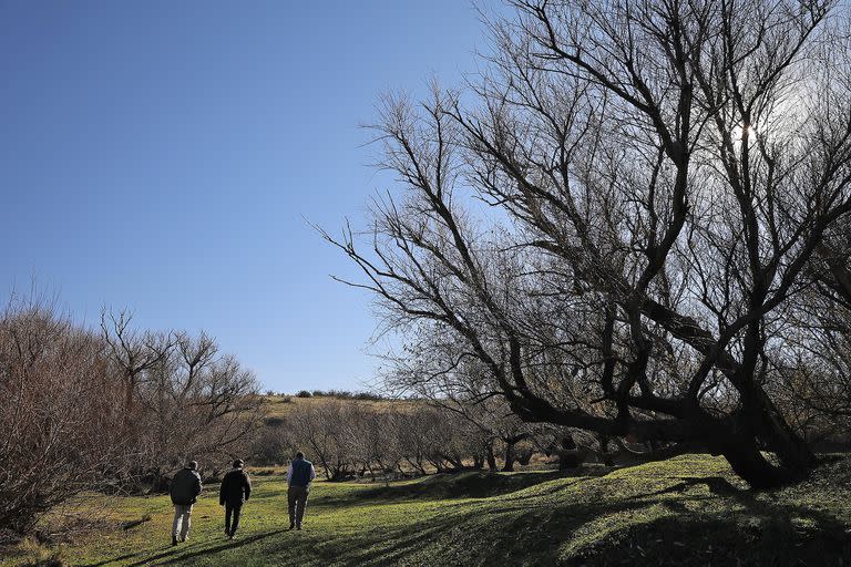 El entorno natural que rodea al tambo, a orillas de un río y al pie de las sierras