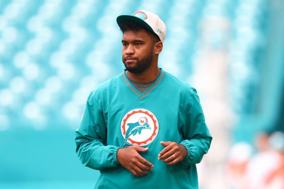 MIAMI GARDENS, FLORIDA - 12 DE SEPTIEMBRE: Tua Tagovailoa, número 1 de los Miami Dolphins, calienta antes de un partido contra los Buffalo Bills en el Hard Rock Stadium el 12 de septiembre de 2024 en Miami Gardens, Florida. (Foto de Megan Briggs/Getty Images)