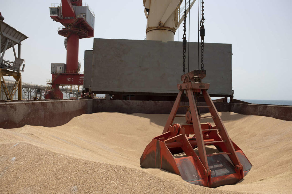 This hand out photo taken and released by the World Food Programme (WFP) on August 30, 2022 in Djibouti shows the MV Brave Commander that reached the port of Djibouti with 30,000 MT wheat grain for the Ethiopia operation. - A UN-chartered ship loaded with 23,000 tonnes of Ukrainian wheat destined for millions of hungry people in Ethiopia arrived in neighbouring Djibouti on August 30, 2022.
The bulk carrier MV Brave Commander docked in the Horn of Africa port city two weeks after leaving a Black Sea port in Ukraine, the UN's World Food Programme said.
