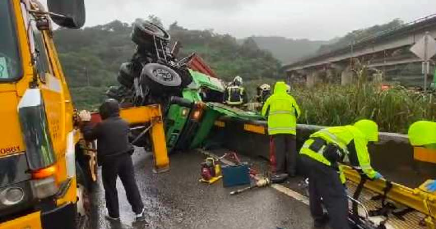 貨櫃車行經台62線快速道路時，因天雨路滑自撞翻覆，警消立刻到場救援。（圖／翻攝畫面）