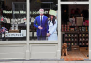 <p>Unas figuras a tamaño real del príncipe Harry y su prometida en la puerta de una tienda de regalos de Windsor. (Foto: Toby Melville / Reuters). </p>