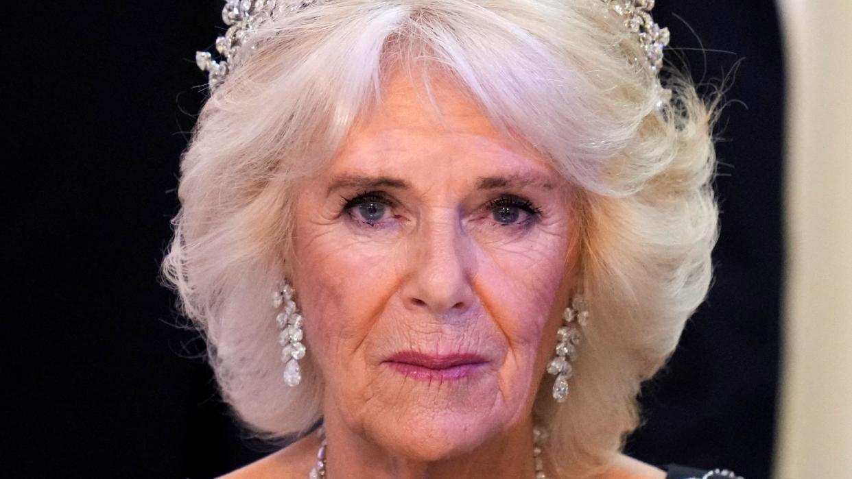  Queen Camilla dripping in diamonds as she attends a dinner at Mansion House. 