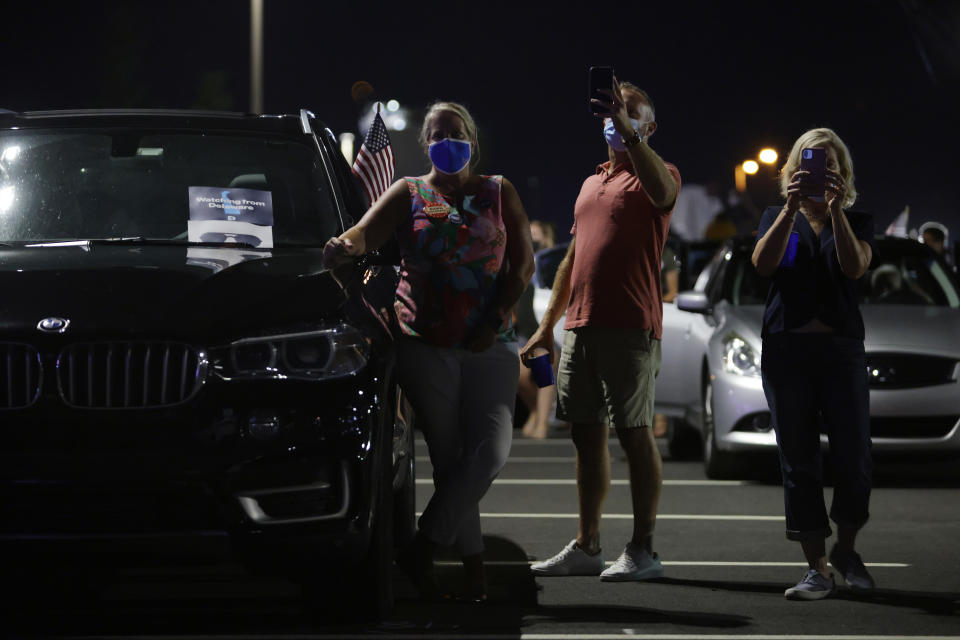 La nueva política por el coronavirus: mitines seguidos desde los coches en formato autocine