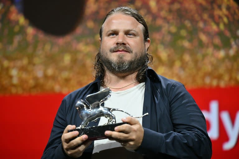 Brady Corbet galardonado con un León de Plata como Mejor director por The Brutalist, una epopeya de tres horas y media sobre un arquitecto judío que huye de Europa a los Estados Unidos en 1947