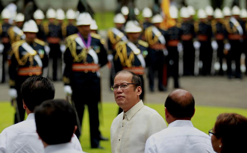 President Benigno S. Aquino III leads the arrival honor provided by the Presidential Security Group (PSG) for former Interior and Local Government Secretary Jesse Robredo at the Kalayaan Grounds, Malacanan Palace on Friday (August 24). His remains will lie in state in Kalayaan Hall, Malacanang until Sunday morning (August 26). President Aquino signed Proclamation No. 460, declaring National Days of Mourning starting August 21 to mark the death of the former DILG Chief until his interment. The national flag will be flown at half-mast from sunrise to sunset in all government buildings in the Philippines and in the country’s posts abroad for a period of six days. (Photo by: Jay Morales, Malacanang Photo Bureau).