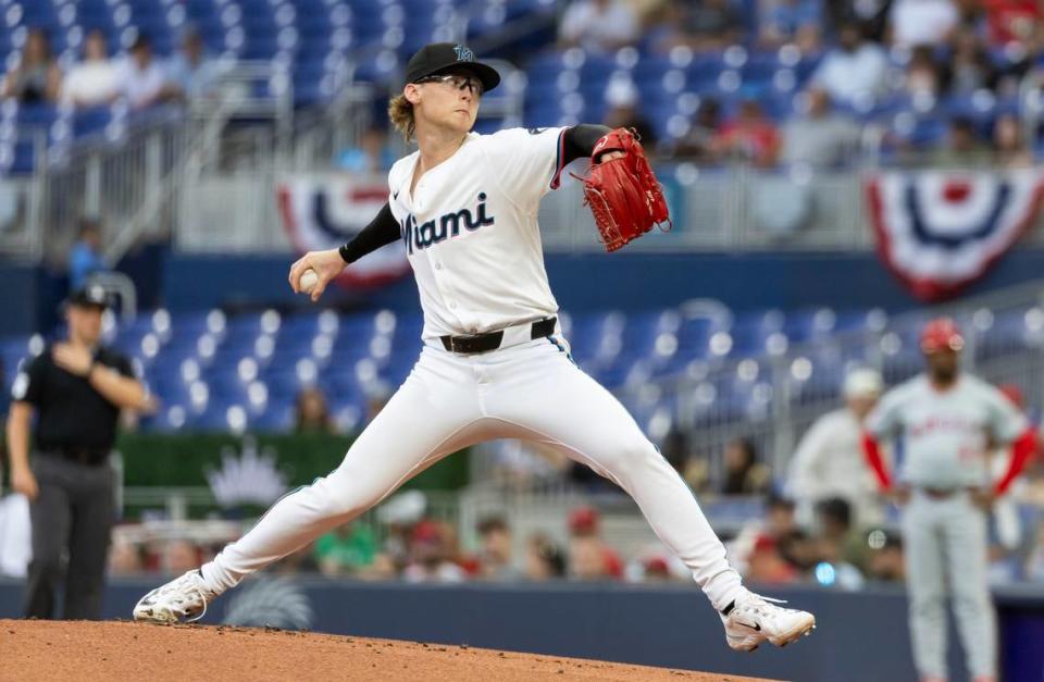 El abridor de los Marlins Max Meyer lanza en el primer inning del partido ante los Angelinos de Los Angeles, celebrado el 1ro de abril de 2024 en Miami.