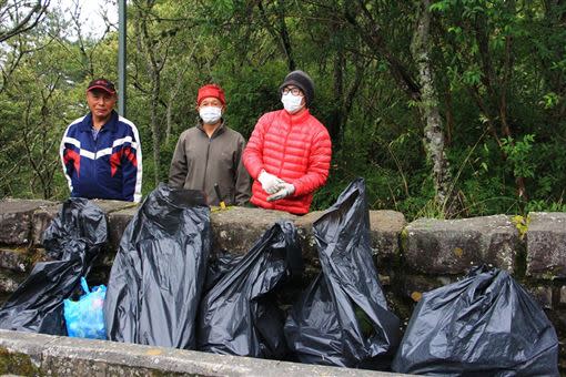 塔塔加管理站人員昨日共清出6大包垃圾。（圖／翻攝自玉山國家公園臉書）