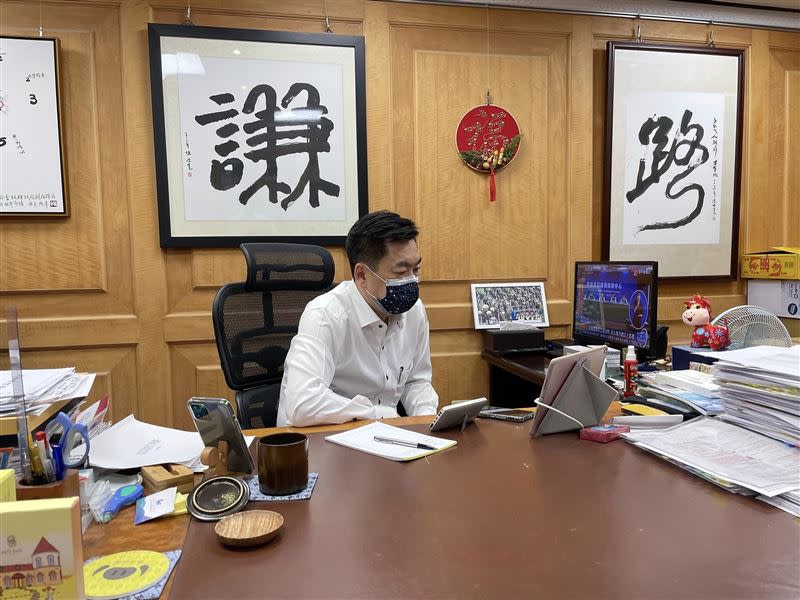 陳宗彥辦公室後方懸掛著書法字寫著「謙」。（圖／翻攝自臉書）