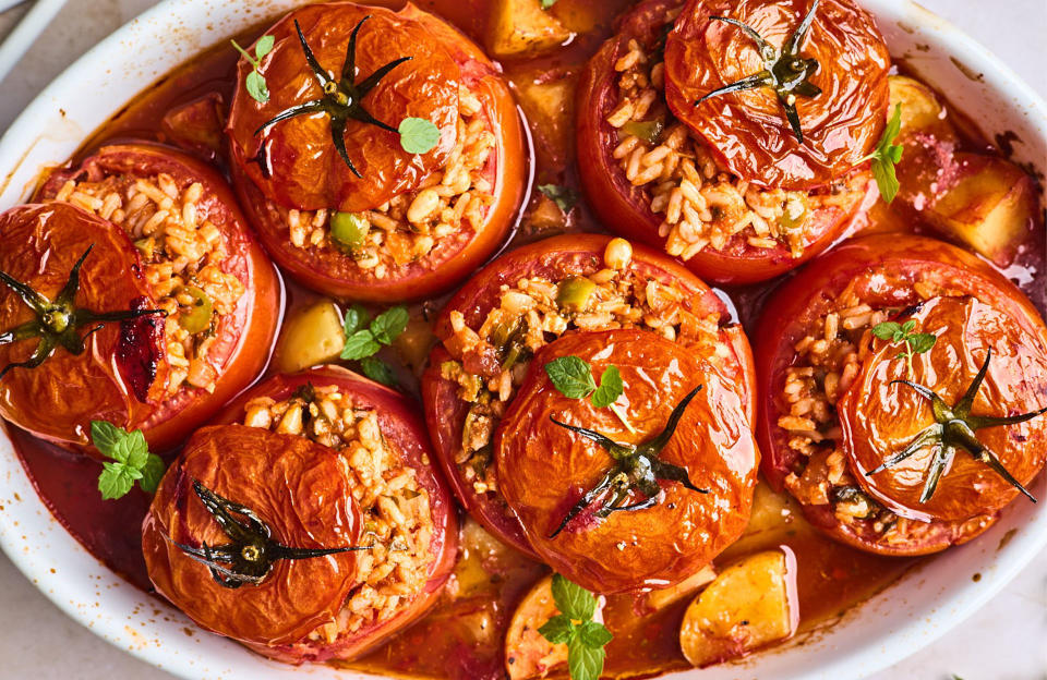 Il existe plusieurs variétés de tomates assez volumineuses pour servir de récipients. Cette vaisselle éphémère cumule plusieurs avantages : bon marché, elle passe au four, embellit toutes les tables, et n’a guère besoin d’être nettoyée, puisqu’en fin de repas, cette dernière sera dévorée. Et si l’iconique recette des tomates farcies classiques à base de viande hachée a fait ses preuves depuis longtemps, rien n’empêche de revisiter la préparation de la farce, pour varier les plaisirs.Comment faire des tomates farcies originales ?La préparation des tomatesComme pour des tomates farcies classiques, on utilise des tomates de grande taille, qu’on lave puis coupe aux trois quarts dans la hauteur, en préservant les chapeaux. On les évide délicatement, puis on les retourne sur une assiette, pour les vider de leur eau.La farceUne fois les tomates évidées, on peut les garnir d’à peu près tout et n’importe quoi. Riz, viande hachée, poisson, crudités, céréales ou fromage, les associations sont sans limites. On peut même opter pour une salade composée, ou des légumes mijotés, qu’on agrémentera de la chair recueillie pour davantage de saveur. En version mexicaine, on garnit nos tomates d’haricots noirs, poivrons, maïs et avocat. À la grecque, c’est le mélange riz, feta, olives, aubergines ou courgettes, qui prime. Vous disposez de quelques restes de plats mijotés de la veille ? Glissez-les au cœur de vos tomates et recouvrez le tout de l’élégant chapeau rouge. Vos invités n’y verront que du feu ! Pour la touche finale, on n’oublie pas d’assaisonner nos tomates farcies à l’aide d’herbes fraîches, d’huile d’olive et d’épices, selon la recette suivie. Et pour ne plus jamais manquer d’inspiration, voici 10 recettes de tomates farcies toutes plus originales les unes que les autres.