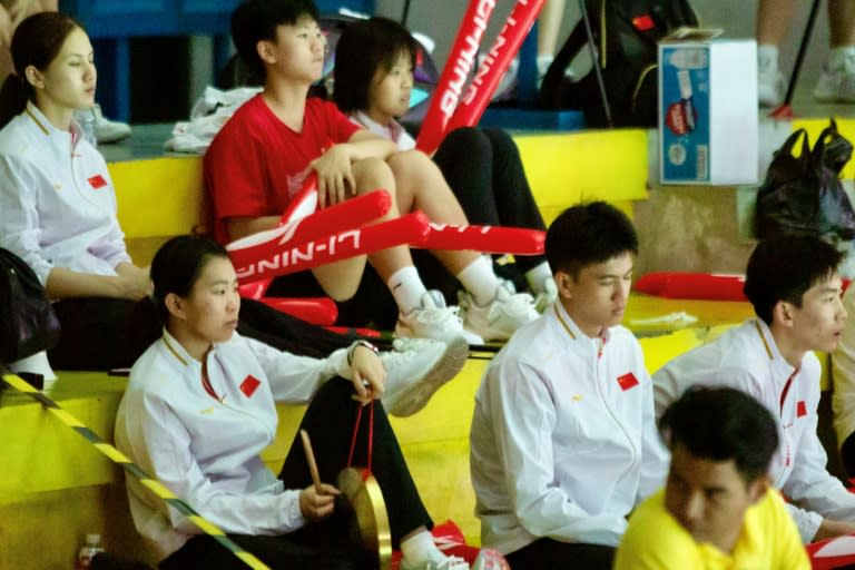 Jugadores chinos de bádminton siguen un partido de compañeros suyos desde la grada, el 1 de julio de 2024 en Yogyakarta (Indonesia), durante el campeonato asiático junior (Devi Rahman)