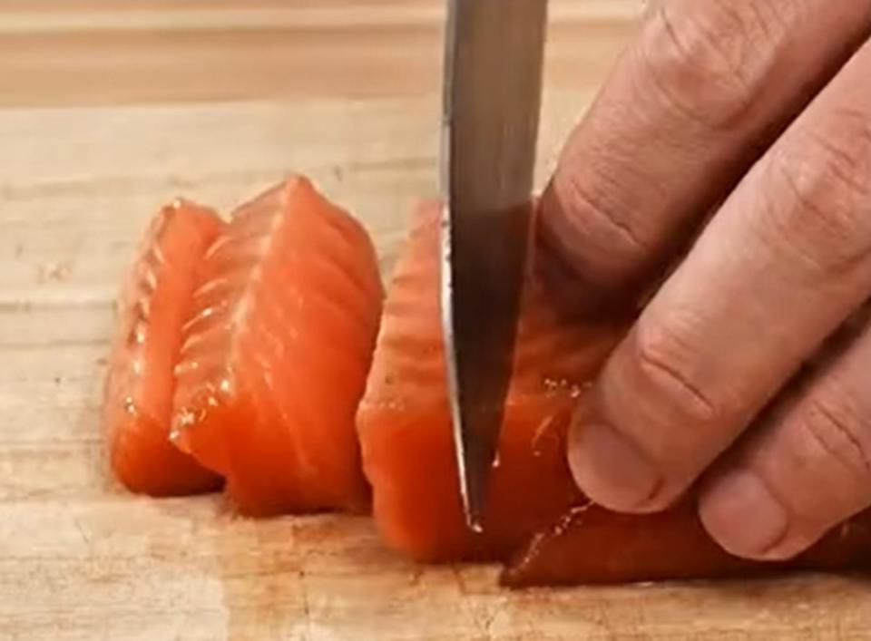 鮭魚醃漬好的味道更為鮮美，可以做出媲美壽司店的味道。