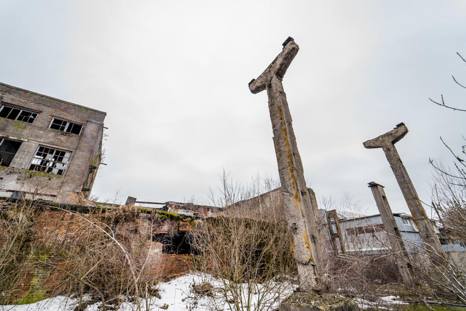 Ruinas de edificios y casas. De continuarse la sobreexplotación de los recursos del planeta, podría darse un colapso de la civilización industrial, de acuerdo a un estudio del MIT de 1972 cuyos escenarios fueron confirmados con datos presentes. (Getty Creative)