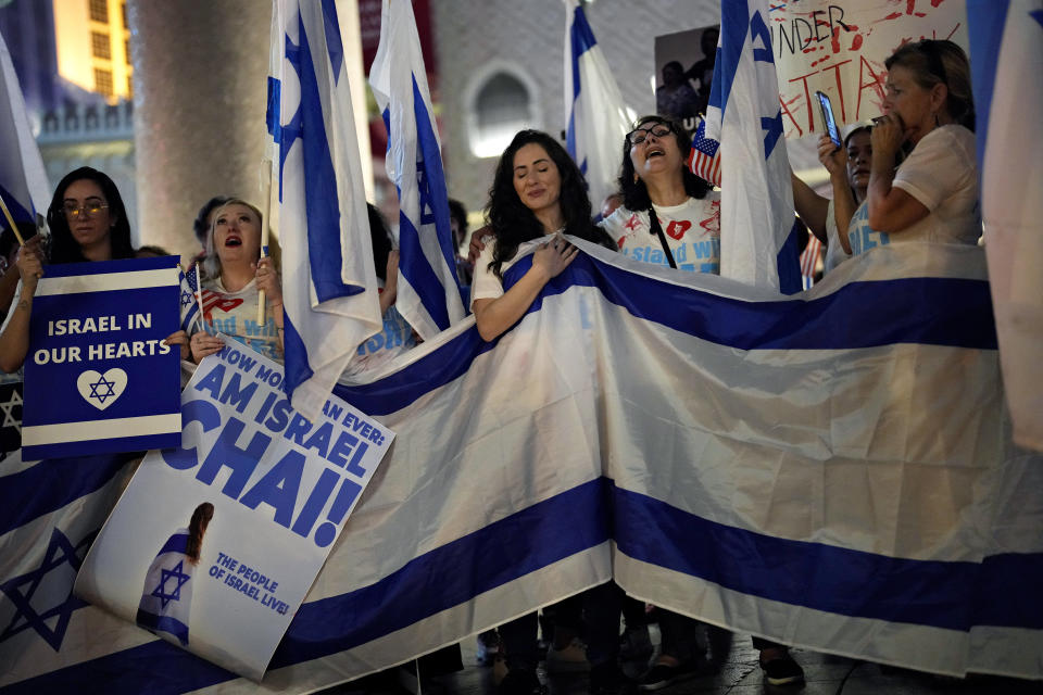 Gente con banderas y pancartas durante una marcha en apoyo de Israel, el domingo 8 de octubre de 2023 en Las Vegas. Los carteles dicen "Israel en nuestros corazones" y "Ahora más que nunca, ¡el pueblo de Israel vive!". (AP Foto/John Locher, Archivo)