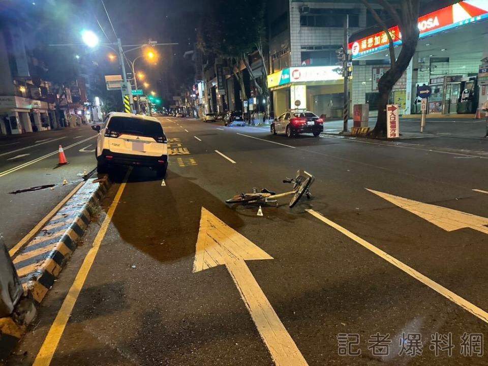 台中市文心與崇德路口傳出男子騎自行車遭輾的死亡車禍。翻攝自記者爆料網