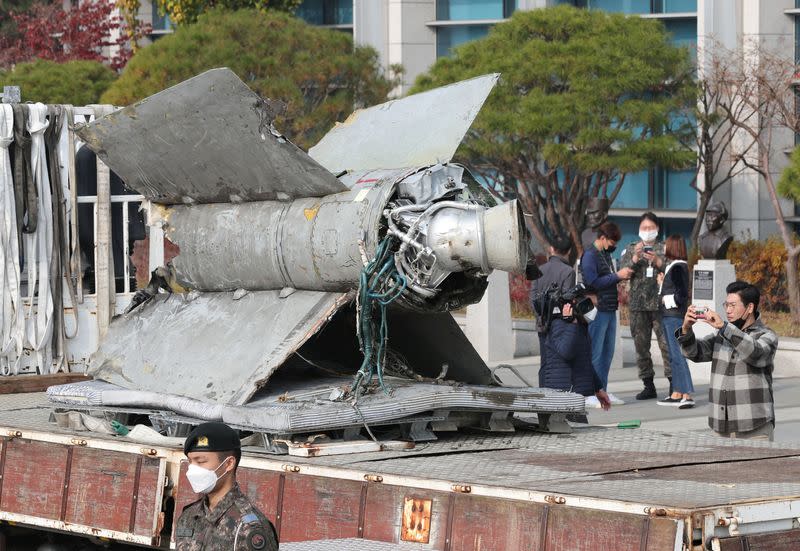 Restos de un misil norcoreano rescatado en aguas surcoreanas que fueron identificados como partes de un misil tierra-aire SA-5 de la era soviética en el Ministerio de Defensa en Seúl, Corea del Sur