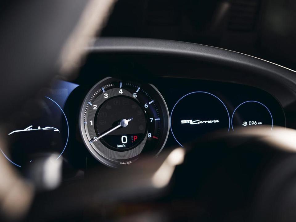 全新的911 Carrera 能在4.2秒內完成0-100 km/h加速，極速達到293 km/h；若選配跑車計時套件，則能更進一步地將0-100 km/h加速縮短0.2秒。