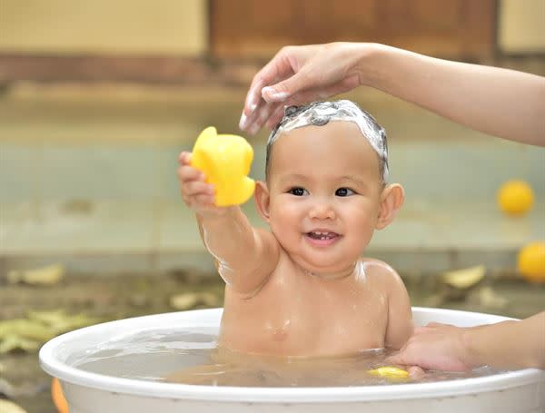 選擇嬰幼兒洗髮乳時，要注意產品pH值必須要和寶寶的皮膚pH相近，才能溫和防護寶寶嬌嫩的肌膚。