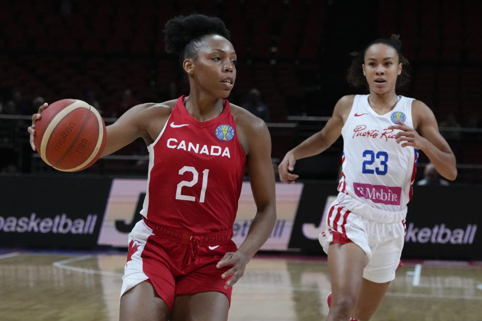 La canadiense Nirra Fields, a la izquierda, pasa junto a Trinity San Antonio, de Puerto Rico, en su partido de cuartos de final del Mundial de baloncesto en Sydney, Australia, el jueves 29 de septiembre de 2022 (AP Foto/Mark Baker)