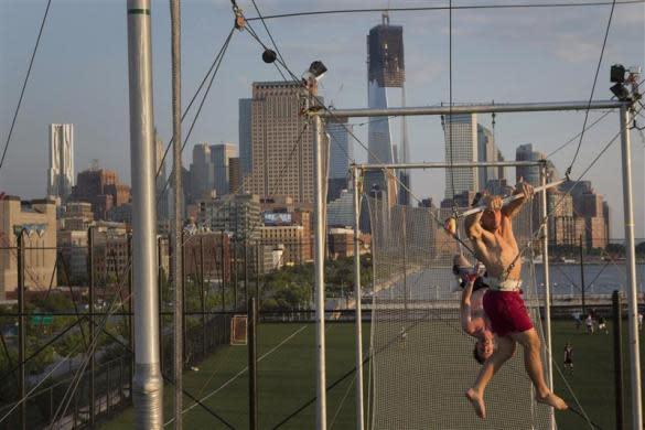 Manhattan trapeze