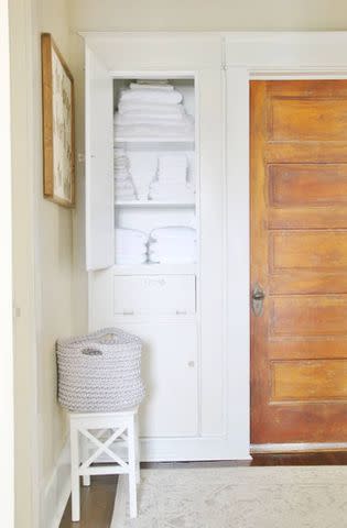 <p><a href="https://thistlewoodfarms.com/my-best-linen-closet-organization-tips-and-how-i-fold-my-towels/#/" data-component="link" data-source="inlineLink" data-type="externalLink" data-ordinal="1">Thistlewood Farms</a></p>