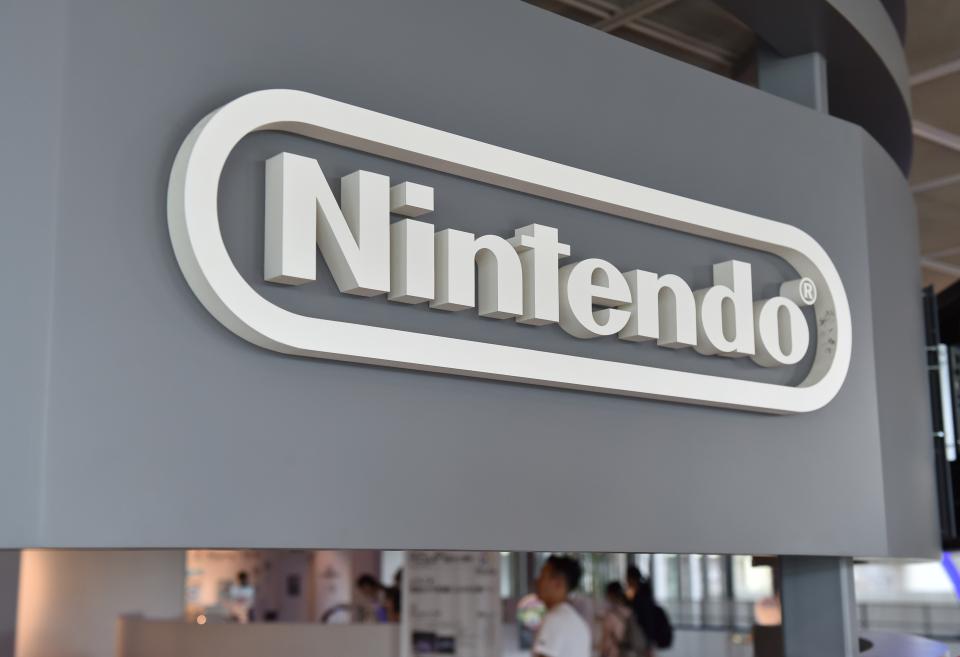 En un 36% aumentó su volumen de ventas de videojuegos Nintendo durante el año pasado para ingresar un total de 4.288 millones de dólares (el dato excluye ventas de hardware) y situarse en la novena posición de esta lista creada por Newzoo. En 2018 la compañía japonesa distribuyó títulos como ‘Super Smash Bros. Ultimate’, ‘Mario Tennis Aces’ o ‘Pokémon: Let's Go, Pikachu! / Pokémon: Let's Go, Eevee!’. (Foto: Kazuhiro Nogi / AFP / Getty Images).