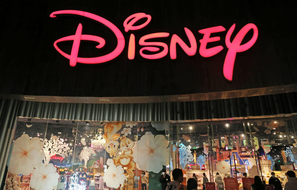 SHANGHAI, KINA - 27. FEBRUAR 2022 - (FIL) Kunder handler i den første Disney-flagskibsbutik i Kina i Shanghai, Kina, 27. februar 2022. 9. februar 2023 - Disneys administrerende direktør Bob Iger siger, at virksomheden vil nedlægge 7,000 stillinger for at skære ned 5.5 milliarder dollars i omkostninger. Det er omkring 3 procent af den globale arbejdsstyrke. (Fotokredit bør læse CFOTO/Future Publishing via Getty Images)