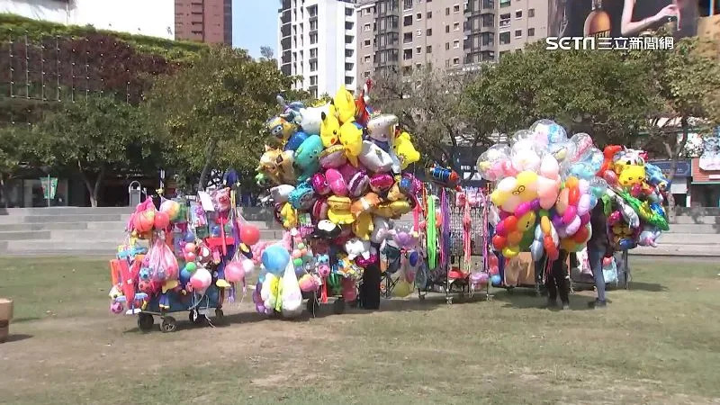 台中市民廣場假日都會有許多遊客前來踏青或遛狗，吸引攤商賣玩具氣球。