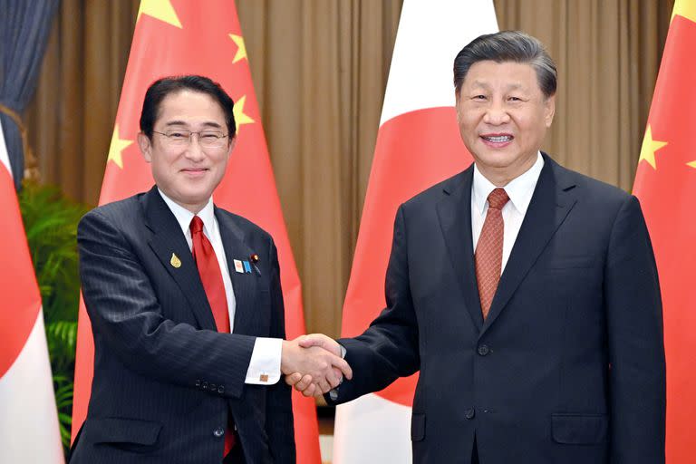 El presidente de China, Xi Jinping, y el primer ministro japonés, Fumio Kishida