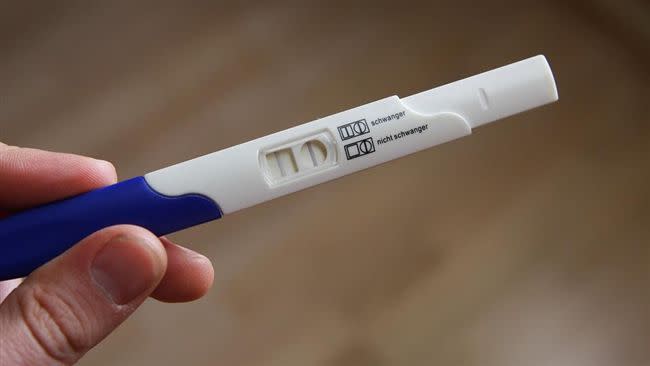 男子陪女友驗孕，沒想到自己的驗孕棒上出現兩條線。（示意圖／翻攝自pixabay）
