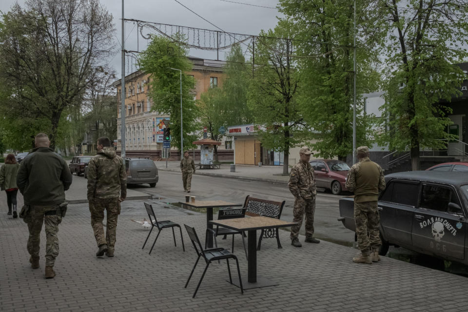 Una residente hace una pausa mientras va de compras por las calles casi desiertas del centro de Slóviansk, en el este de Ucrania, 26 de abril de 2023. (Mauricio Lima/The New York Times)