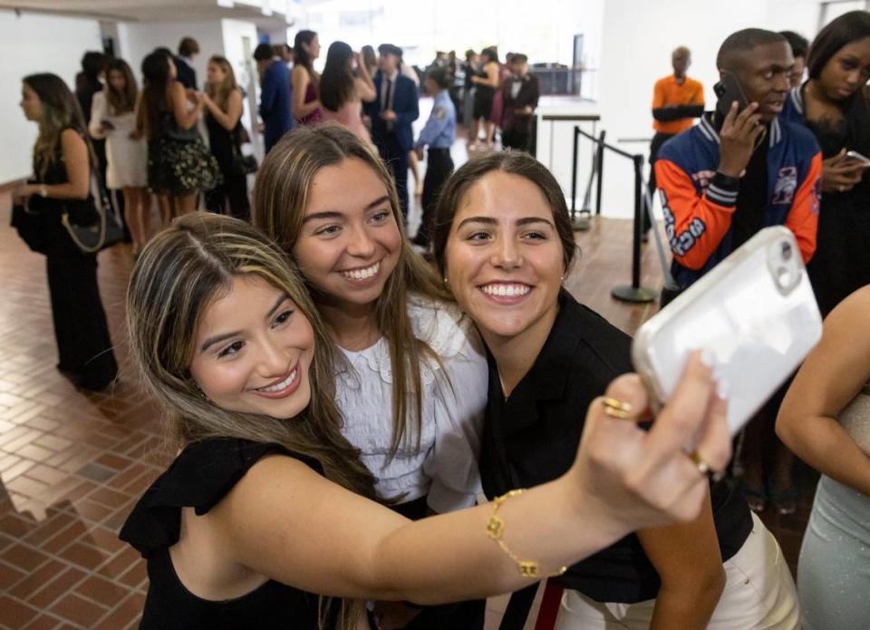 Isabella Arango, Camila Acquarone y Luisa Mantilla se toman un selfie de recuerdo poco antes del inicio de la ceremonia de premiación de los Silver Knight.