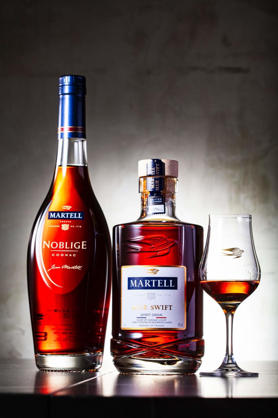 馬爹利（MARTELL）是法國干邑最具代表性的品牌之一。圖為其馬爹利名仕（Noblige，左）與馬爹利藍淬燕（Blue Swift，右）兩個經典酒款。（攝影：游銘元）