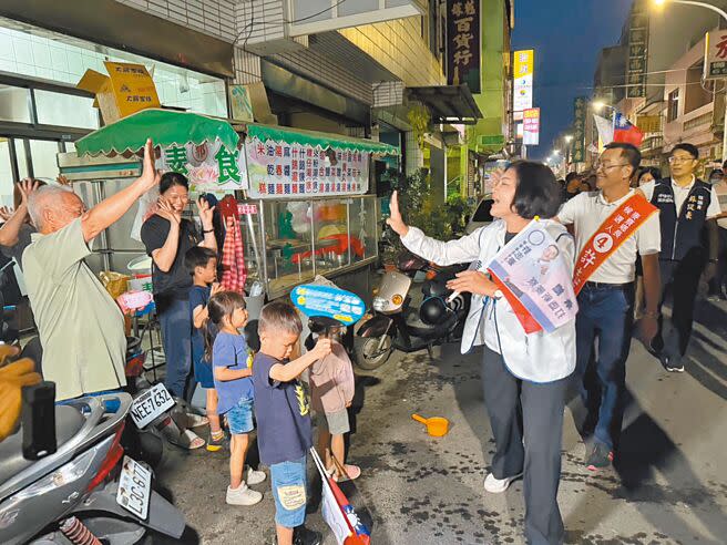 雲林縣長張麗善（右三）12日晚上陪同麥寮鄉長候選人許志豪（右二）徒步掃街拜票。（周麗蘭攝）